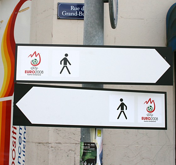 A signpost pointing to the same thing in opposite directions